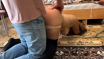 Stunning Stepmom'S Gorgeous Butt Gets Analed On Her Knees